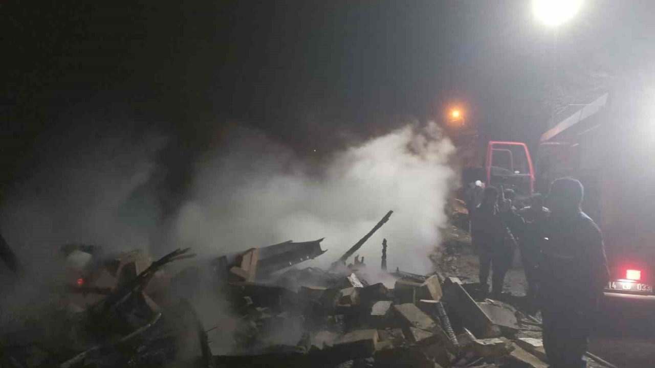 Tek katlı ev küle döndü