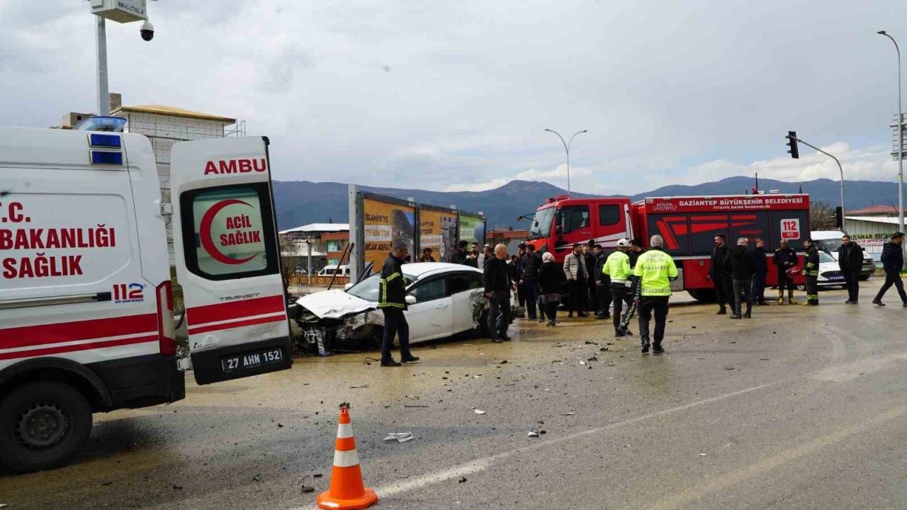 Tır ile otomobil çarpıştı: 2 yaralı