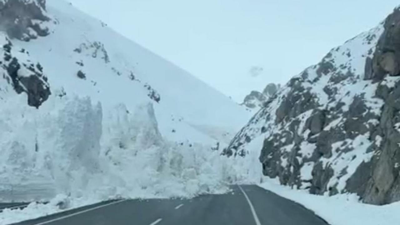 Van-Hakkari karayolunda korku dolu anlar! Çığ düştü, araçlar mahsur kaldı