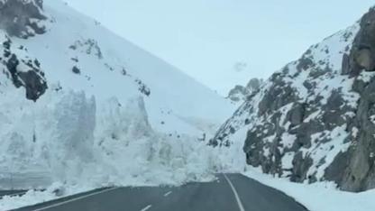 Van-Hakkari karayolunda korku dolu anlar! Çığ düştü, araçlar mahsur kaldı