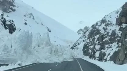 Van-Hakkari karayolunda korku dolu anlar! Çığ düştü, araçlar mahsur kaldı