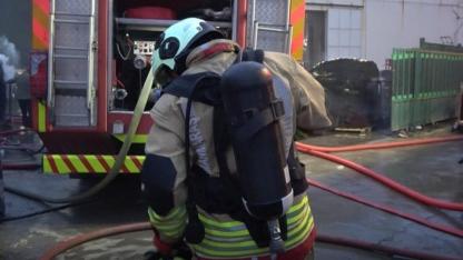 Yangına müdahale eden itfaiye ekiplerine işçiler saldırdı! 1 itfaiye eri hastaneye kaldırıldı