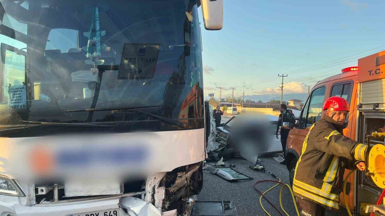 Yolcu otobüsü ile çarpışan sürücü hayatını kaybetti