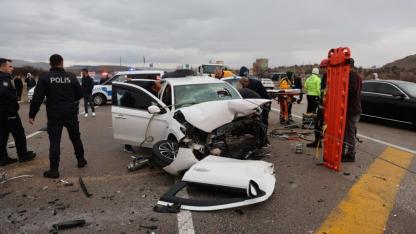 Zincirleme trafik kazası! Ölü ve yaralılar var