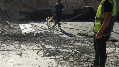 17 yaşındaki inşaat işçisi  yüksekten düşerek zemine çakıldı!