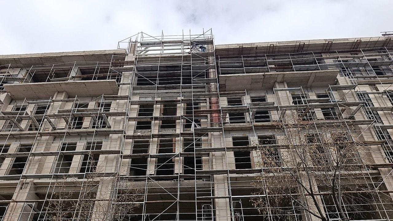 3 işçi maaşlarını alamadıkları iddiasıyla inşaata çıktı