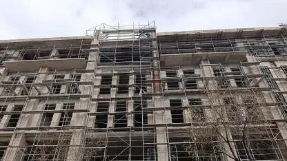 3 işçi maaşlarını alamadıkları iddiasıyla inşaata çıktı