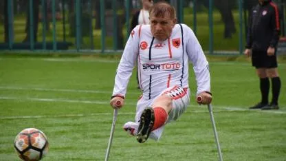 66'lık Yakup Özden protez bacağıyla sahaların tozunu attırıyor