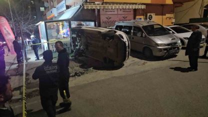 Araç markete daldı: 2 yaralı