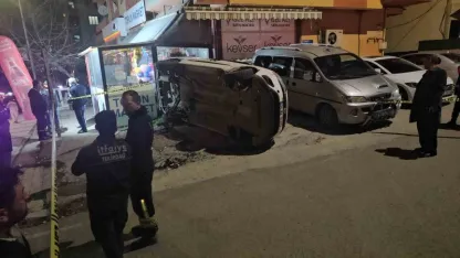 Araç markete daldı: 2 yaralı