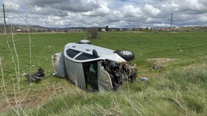 Otomobil tarlaya devrildi: 4 kişi yaralandı