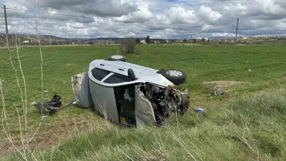 Otomobil tarlaya devrildi: 4 kişi yaralandı