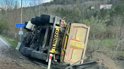 Sinop’ta kamyon devrildi: Sürücü yaralandı
