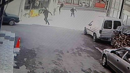 Silahlı saldırıya çakmakla karşılık verdi