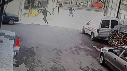 Silahlı saldırıya çakmakla karşılık verdi