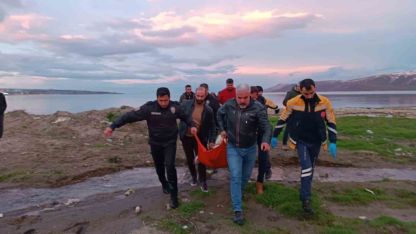 Polisler Van Gölü’ne girip vatandaşı kurtardı