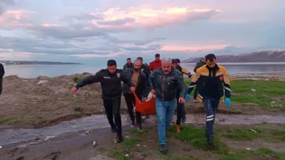 Polisler Van Gölü’ne girip vatandaşı kurtardı