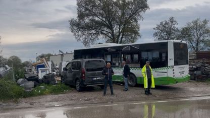 Belediye otobüsü ile nakliye kamyonu çarpıştı