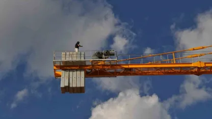 Maaşını alamayınca vincin tepesine çıktı