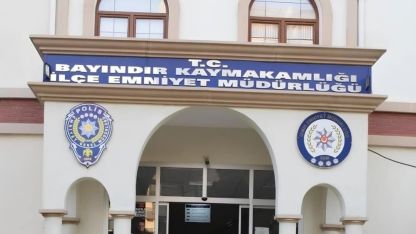 Operasyona giden 3 polis bıçaklandı