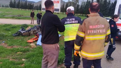 Yol kenarına savrulan motosikletin sürücüsü can verdi