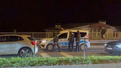 Dur ihtarına uymayan alkollü sürücü polis aracına çarptı