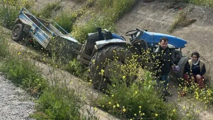 Lastiği fırlayan traktör takla attı!