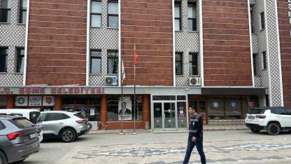 Eşme Belediyesi’ne yönelik soruşturması kapsamında Başkan Tozan, eşi ve 3 kişi gözaltına alındı