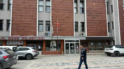 Eşme Belediyesi’ne yönelik soruşturması kapsamında Başkan Tozan, eşi ve 3 kişi gözaltına alındı