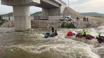 Dereyi traktörle geçmek isterken faciadan dönüldü: 10 işçi vinçle kurtarıldı