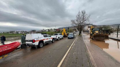 Gece yağışı sele dönüştü, ev ve iş yerlerini su bastı