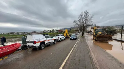 Gece yağışı sele dönüştü, ev ve iş yerlerini su bastı