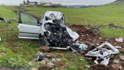 Tır ile araç çarpıştı: 2 ölü, 1 yaralı