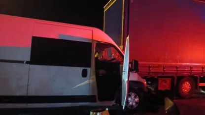 Panelvan tıra çarptı: 1 ölü, 1 yaralı