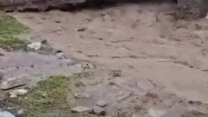 Faciadan dönüldü! Sel suları bir evi yuttu