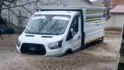 Tatvan’da sel felaketi: Araçlar ve hayvanlar mahsur kaldı