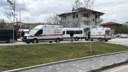 Öğrenci servisi ile otomobil çarpıştı: 10 öğrenci yaralandı