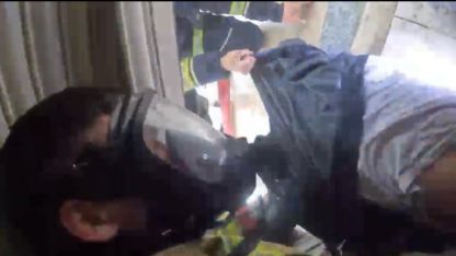 Filmleri aratmayan kurtarma operasyonu: Yangının ortasında kaldı