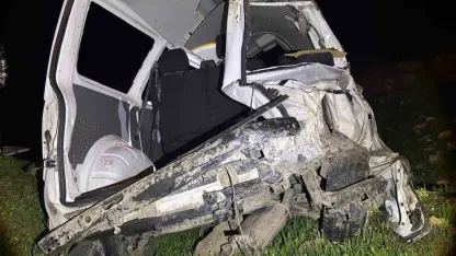 Kamyonet şarampole uçtu: 1 ağır yaralı