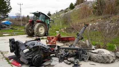 Araç ile çarpışan traktör ikiye bölündü: 5 yaralı