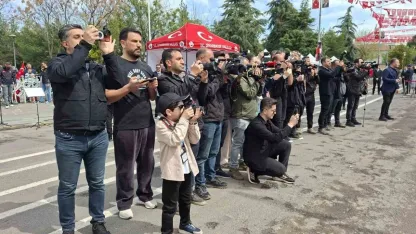 Fotoğraf makinesini aldı, 6 yaşındaki gazeteci oldu