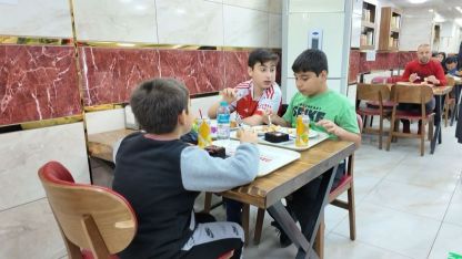 Esnaf 23 Nisan dolayısıyla çocuklara ücretsiz yemek ikram etti