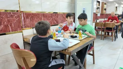 Esnaf 23 Nisan dolayısıyla çocuklara ücretsiz yemek ikram etti