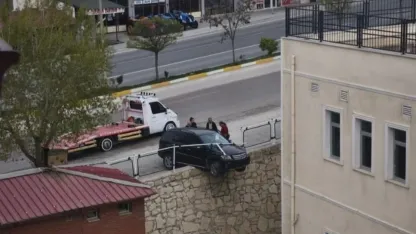 Kontrolden çıkan araç istinat duvarında asılı kaldı