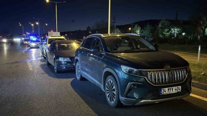 Ani fren yapıp kaçan sürücü zincirleme kazaya neden oldu