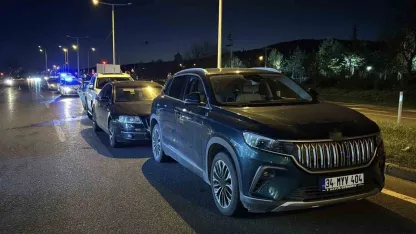 Ani fren yapıp kaçan sürücü zincirleme kazaya neden oldu