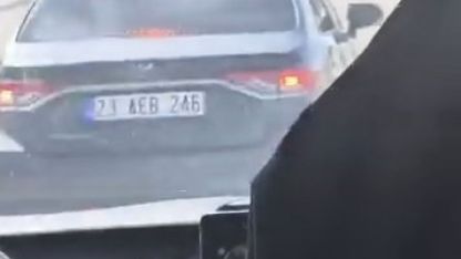 Maganda dehşeti: Otomobiliyle yolcu minibüsünü sıkıştırdı