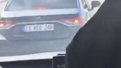 Maganda dehşeti: Otomobiliyle yolcu minibüsünü sıkıştırdı