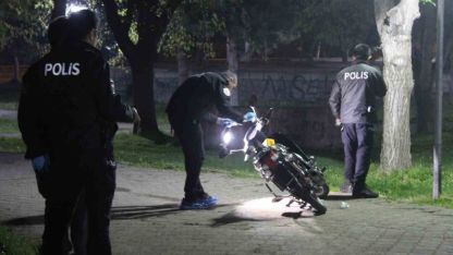 Parkta iki grup tabanca ve bıçakla birbirine girdi