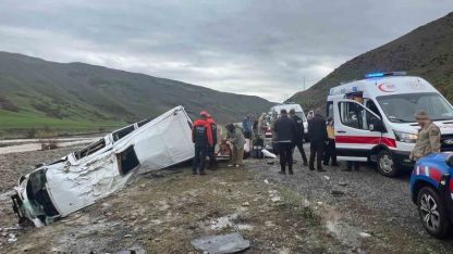 Yolcu minibüsü dere yatağına yuvarlandı: 16 yaralı